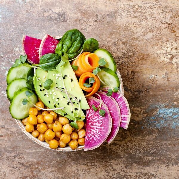 Bunter Teller mit frischem Salat und Körnern